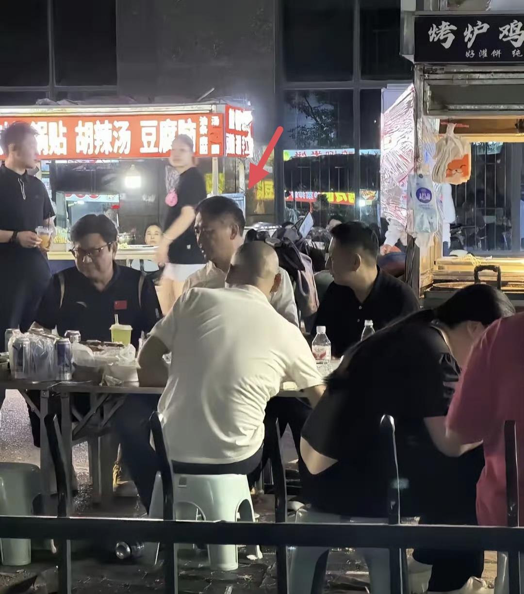 刘强东回宿迁老家逛夜市吃路边摊刘强东回宿迁老家逛夜市，品味路边摊的独特魅力