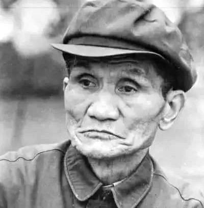 致敬英雄，45岁民警办案殉职的崇高精神