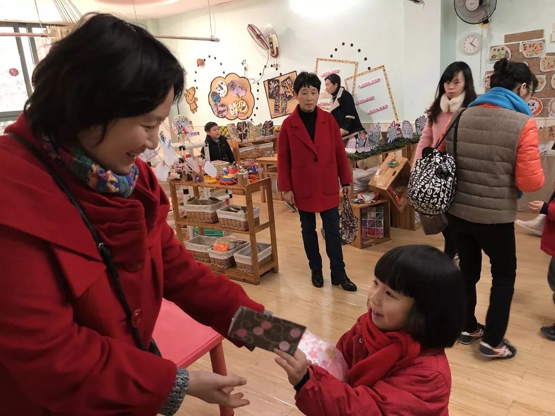 幼儿园三八节，向辛勤付出的员工致敬，120名员工的金链子背后的故事