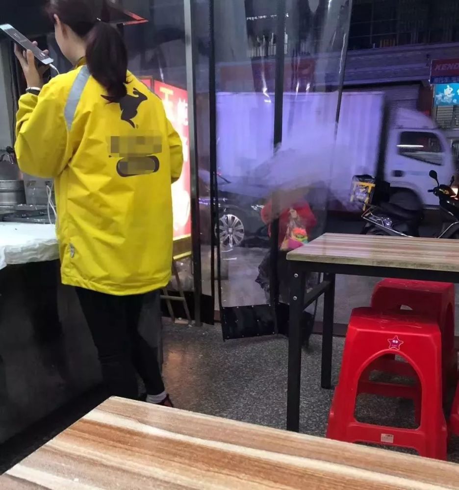 女生等咖啡时偶遇外卖小哥帮店员干活，一份温暖的邂逅