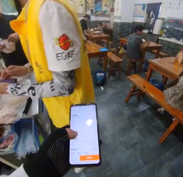 女生等咖啡时偶遇外卖小哥帮店员干活，一份温暖的邂逅