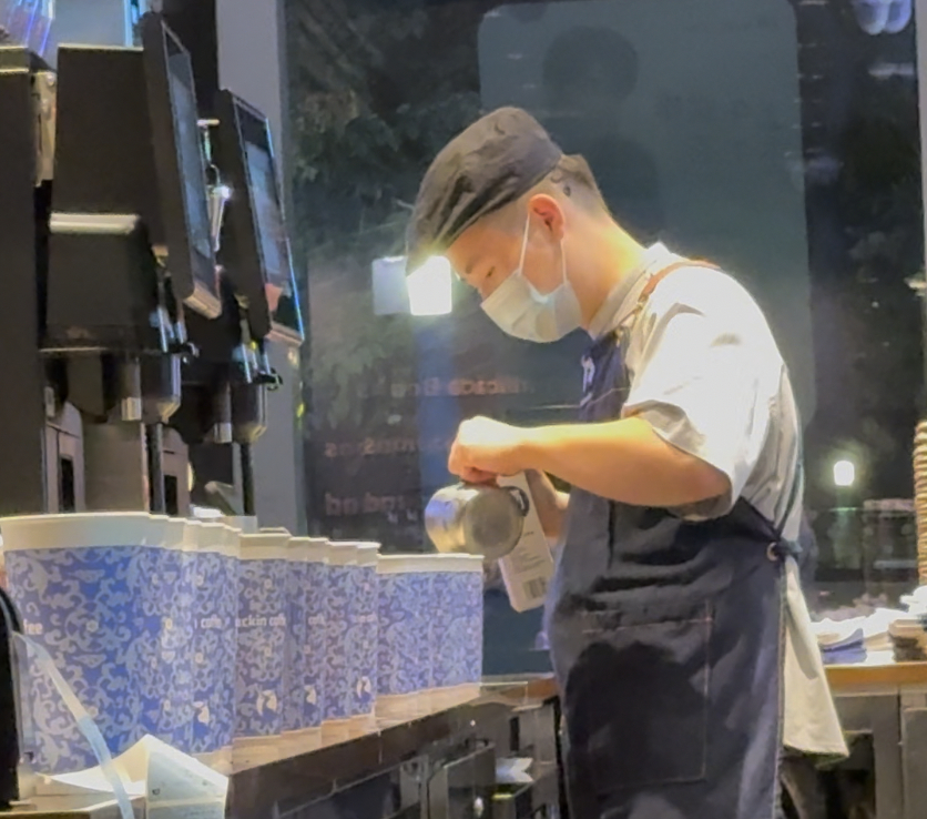 女生等咖啡时偶遇外卖小哥帮店员干活，一份温暖的邂逅