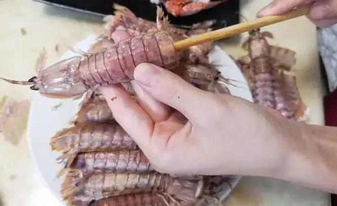 吃虾用嘴剥的女生，一种生活态度的独特展现