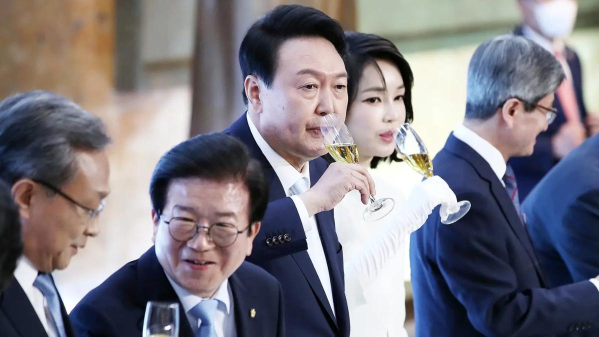 尹锡悦获释当晚与夫人幕僚共进晚餐，一个值得关注的时刻