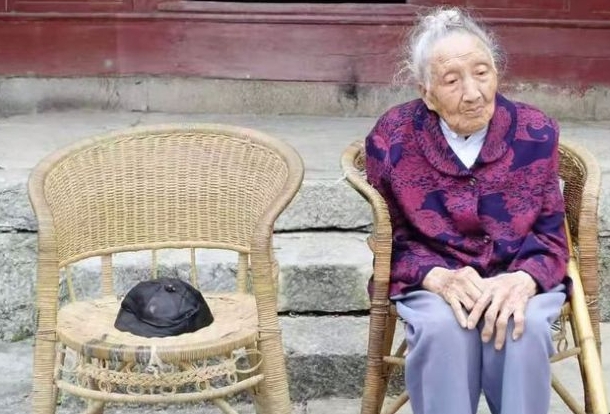 苦等丈夫80余年的老人去世，一段深情厚意的终结