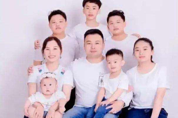 92年宝妈连生九娃，挑战与奇迹并存的多胎家庭故事