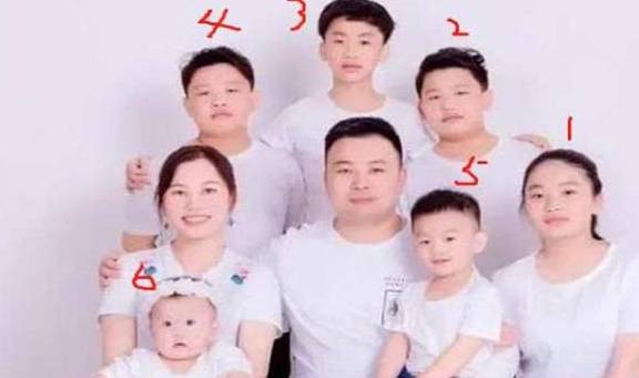 92年宝妈连生九娃，挑战与奇迹并存的多胎家庭故事