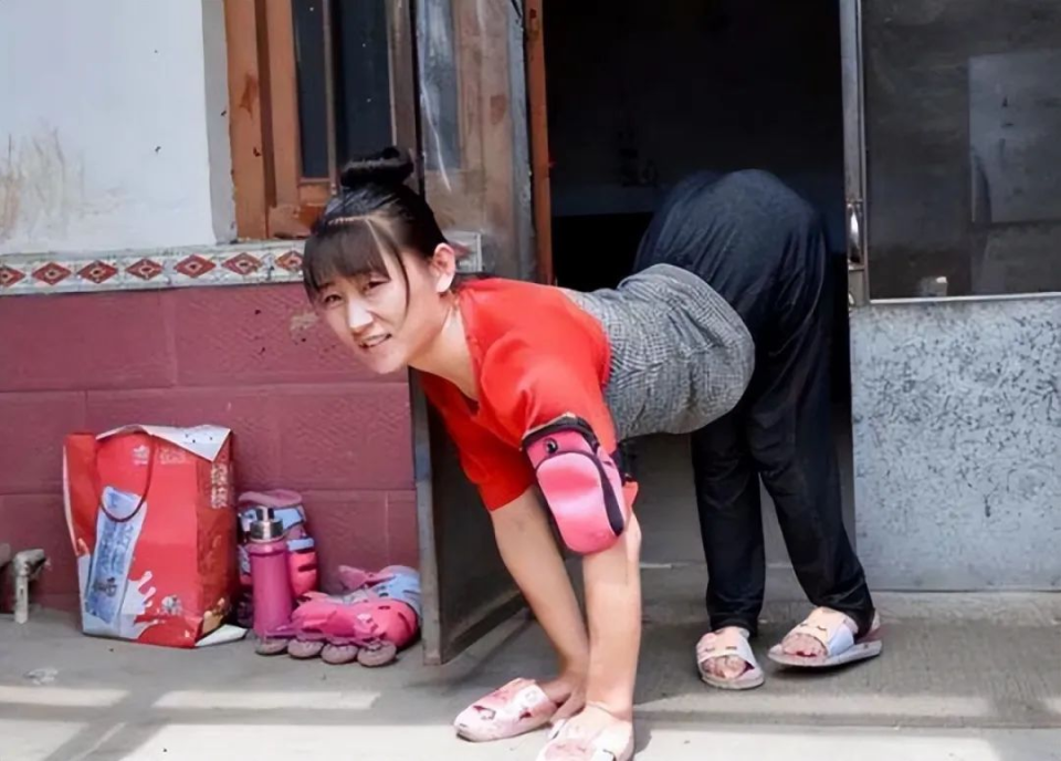 震惊！女子体重达308斤引发悲剧，压死养子引发社会热议