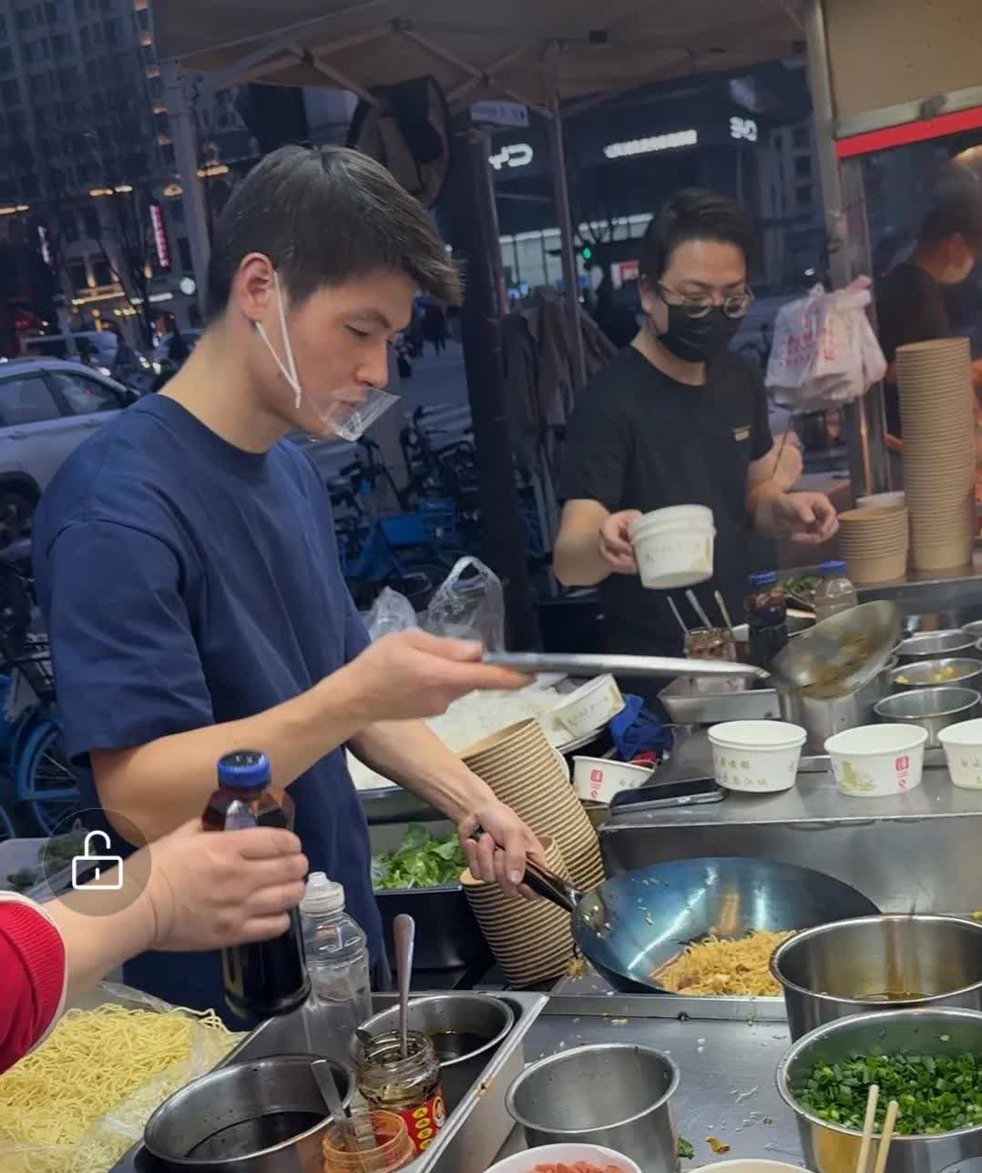 小伙卖炒饭，一年净赚五十万！揭秘他的成功之道