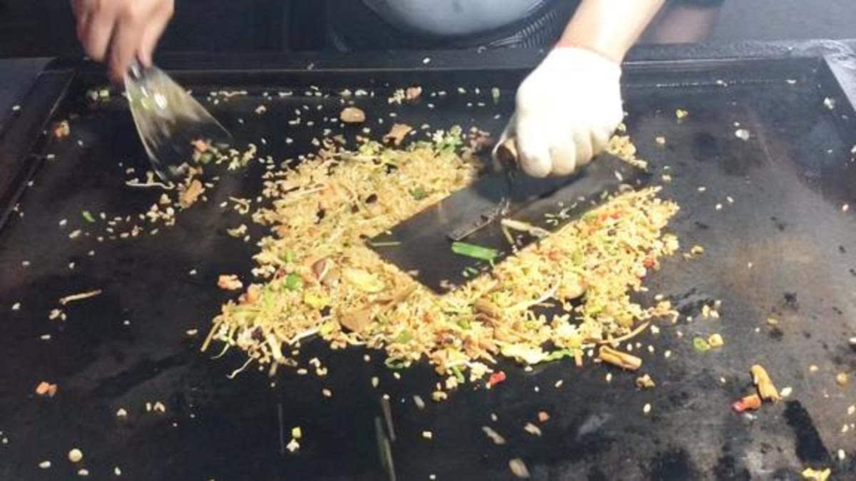 小伙卖炒饭，一年净赚五十万！揭秘他的成功之道