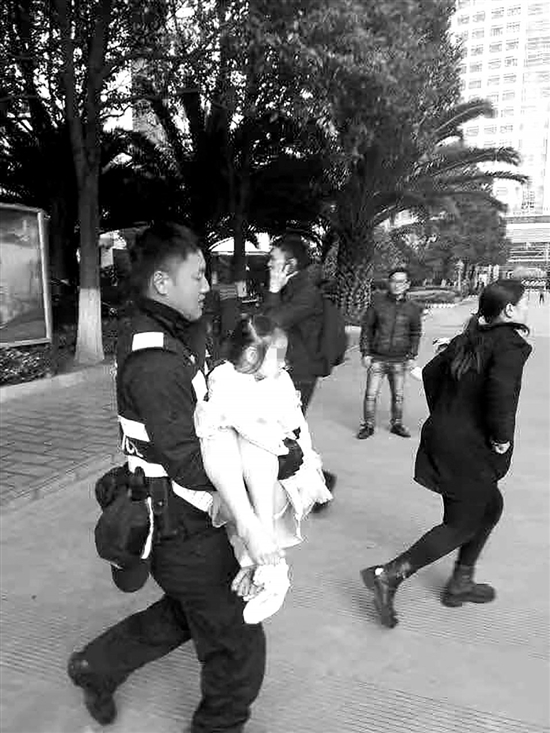保安大叔公主抱狂奔救回昏厥女孩