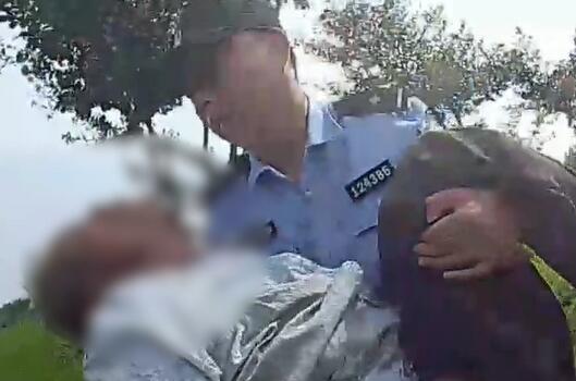 保安大叔公主抱狂奔救回昏厥女孩