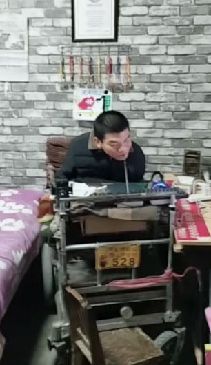 女生手卡在男生嘴里的微妙世界