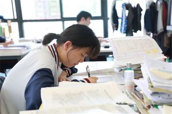 探寻悲剧背后的故事，17岁少年坠楼轻生的深层原因