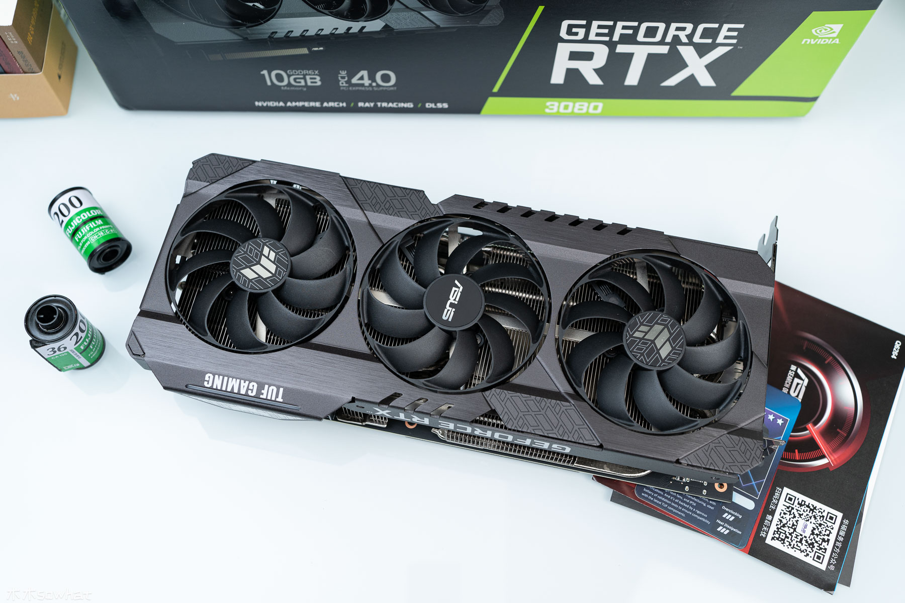华硕展示中东土豪版RTX 5090显卡，豪华性能与独特设计的完美结合