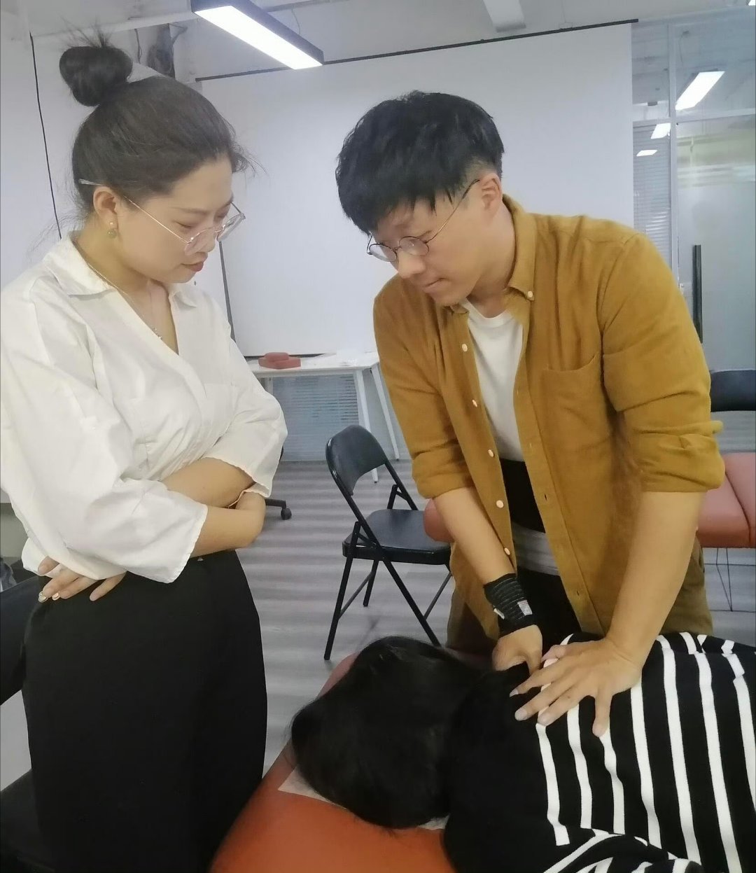 北大毕业生做正骨被踢出班级群，职业选择与社会认同的碰撞