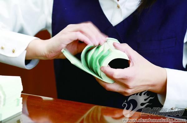 女生展示无影手点钞技能，速度与精准的魅力