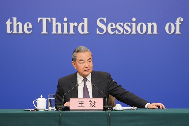 王毅当着石破茂的面谈抗战，历史与未来的对话
