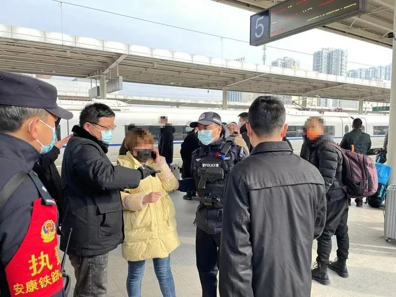 老赖坐高铁被拘，1小时内答应还570万，法律铁腕下的诚信重塑