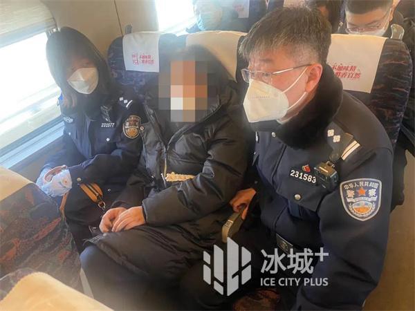 老赖坐高铁被拘，1小时内答应还570万，法律铁腕下的诚信重塑