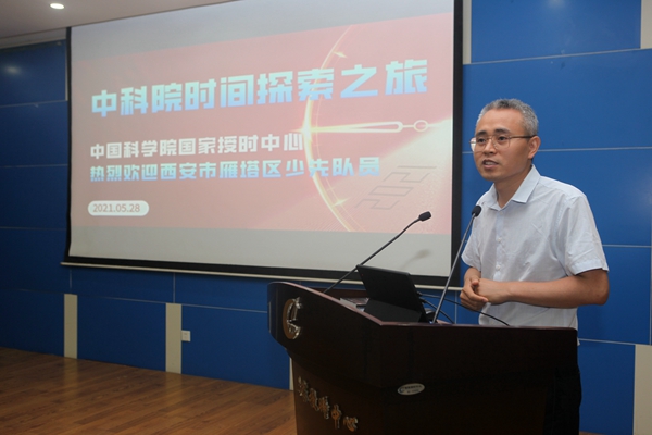 儿子给腰突父亲买硬座票背后的故事，一份孝心与责任的体现