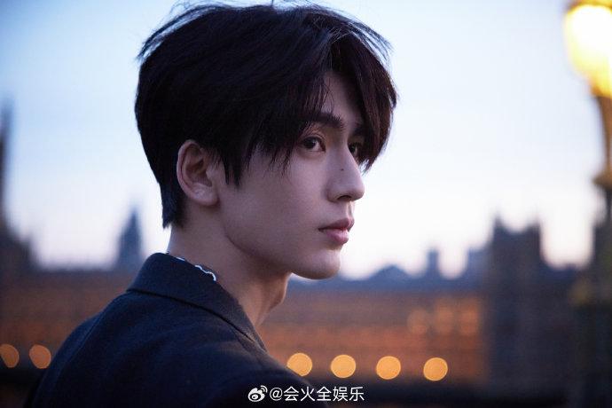 张凌赫内场英文社交，探索现代网络社交的新风尚