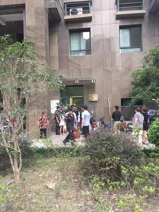 一小区两名孩子坠楼身亡，悲剧背后的深思