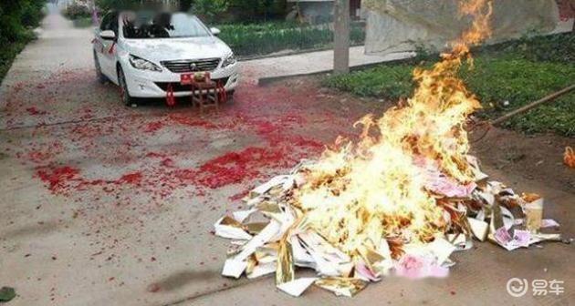 女子烧纸祭祖引发豪车火灾，维修费用高达十五万