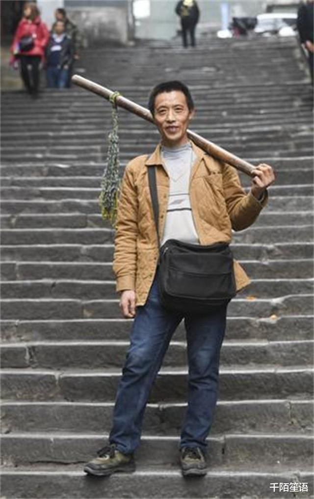 甲亢哥变身棒棒军，挑担子爬坡，勇闯难关