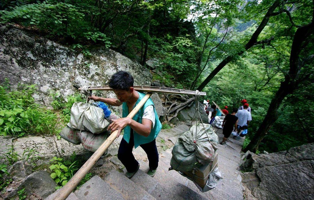 甲亢哥变身棒棒军，挑担子爬坡，勇闯难关