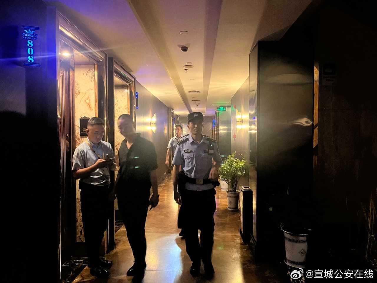 辅警给KTV报信获刑事件分析