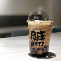 女生发现杯中吸管脏成黑芝麻糊，一场关于卫生与健康的热议