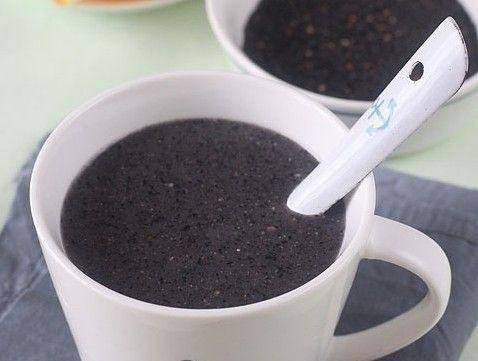 女生发现杯中吸管脏成黑芝麻糊，一场关于卫生与健康的热议