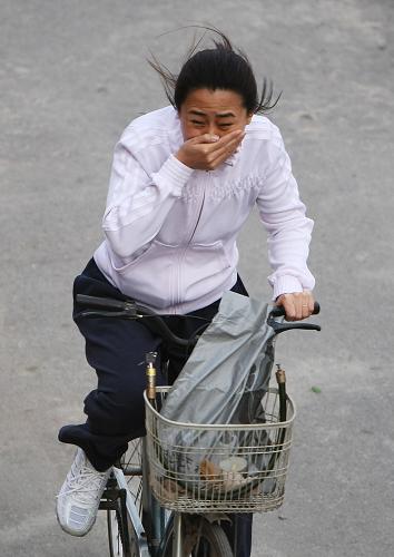 北京大风吹倒女孩事件深度解析