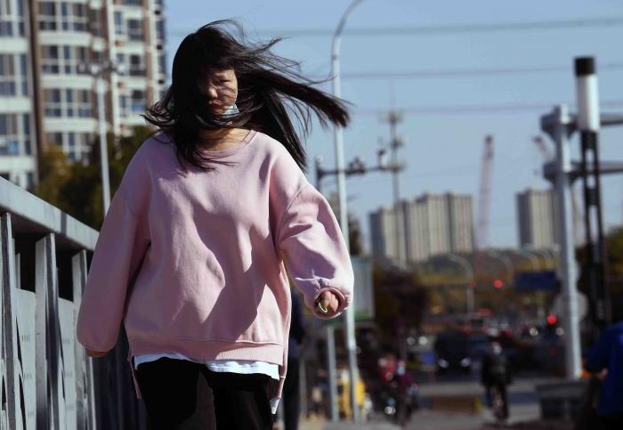 北京大风吹倒女孩事件深度解析