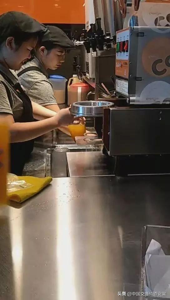 被CoCo店员砸奶茶，一场意外的网络风暴