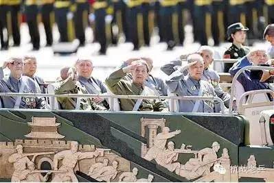 天安门执勤哨兵向百岁老兵敬礼致敬——时代的交汇与传承的荣光
