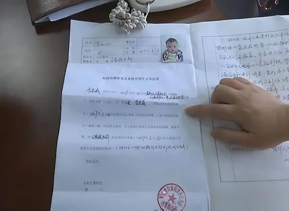 收养女婴十年仍黑户，挑战与希望并存