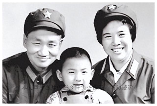 受虐致死男童昏迷时听到妈妈声音流泪，人间真情与残酷交织的悲歌