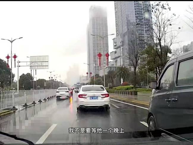 网约车司机要求乘客提前下车引发冲突，一场关于责任与理解的探讨