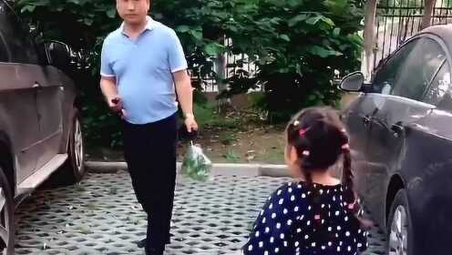 暖心时刻，父亲接女儿下班的日常