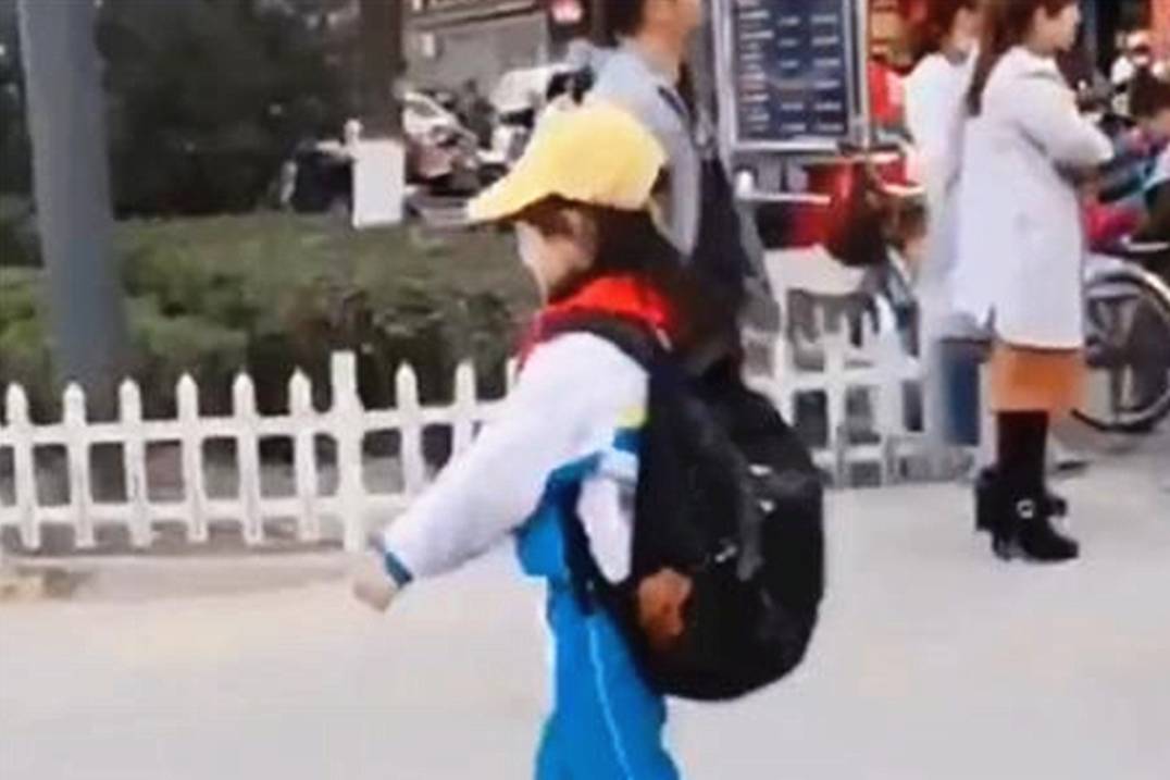 暖心时刻，父亲接女儿下班的日常
