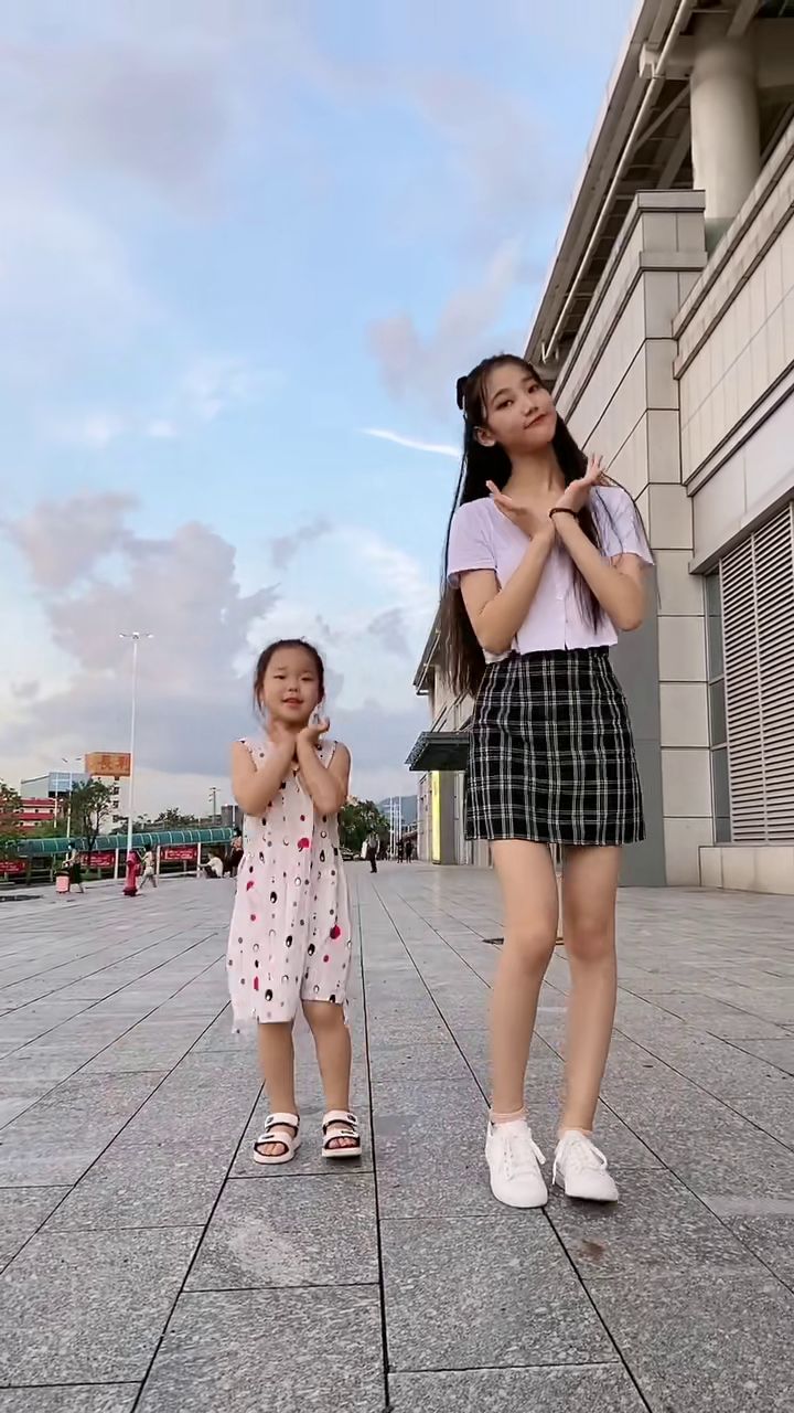 零零后少女跳舞的样子，简直萌到心尖尖！
