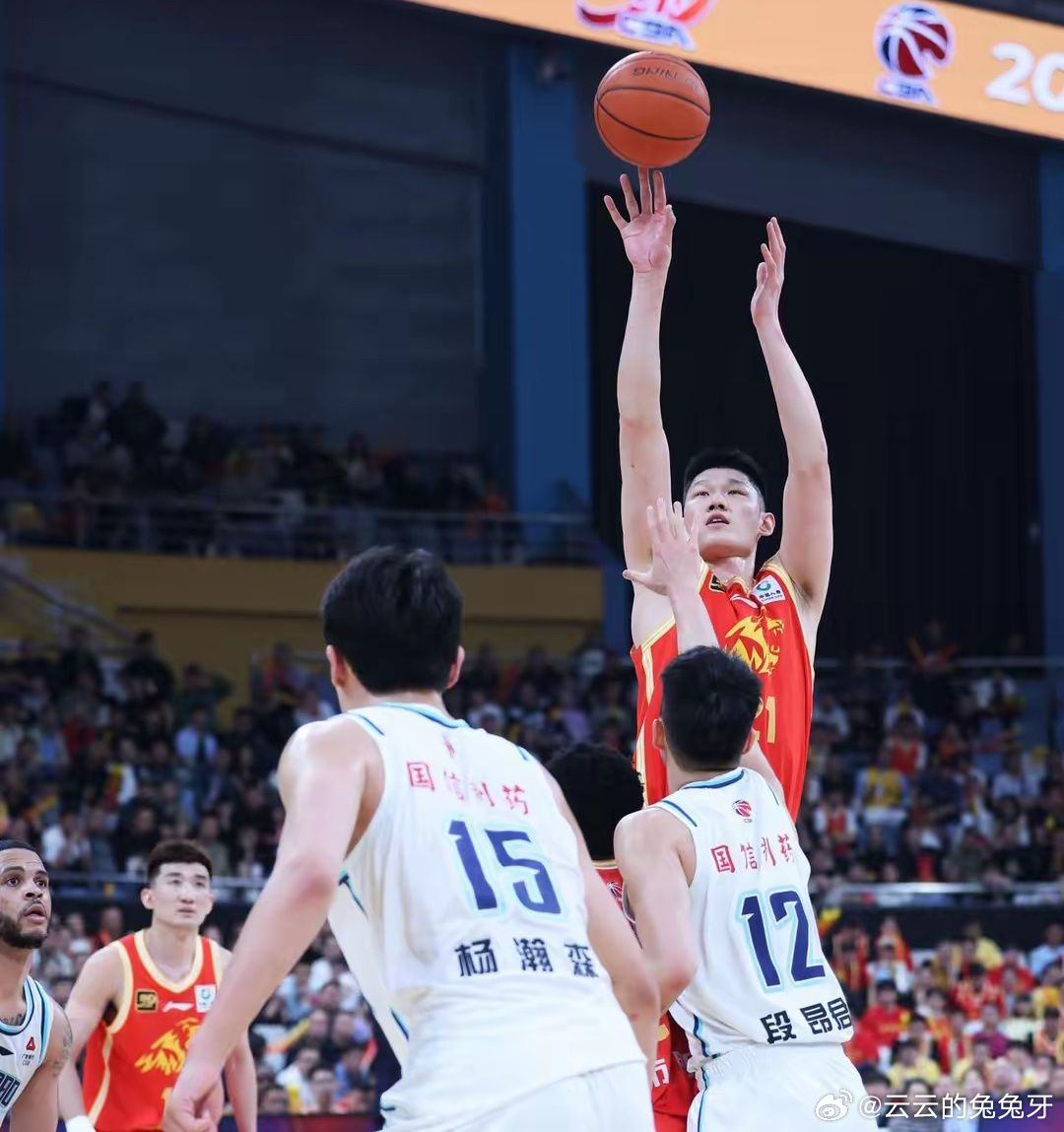 青岛男篮2-1再擒广厦，赛场风云再起，热血激情燃烧