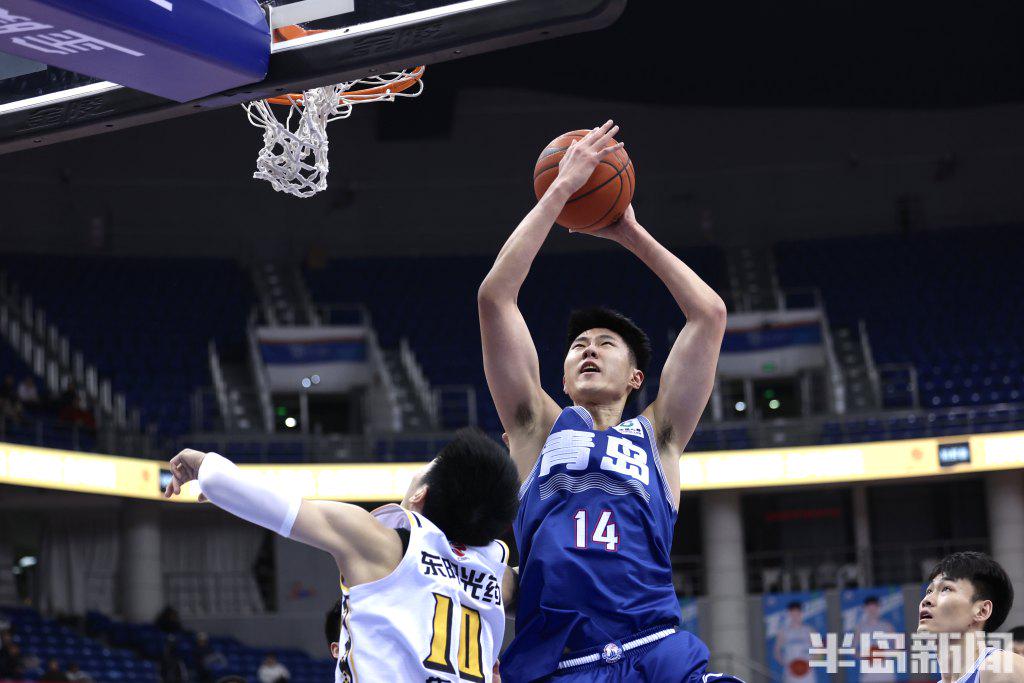 青岛男篮2-1再擒广厦，赛场风云再起，热血激情燃烧
