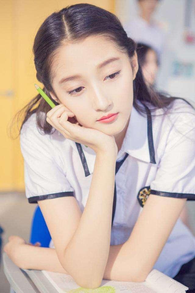 长得像刘亦菲的高中校花，校园新星，网络热议焦点
