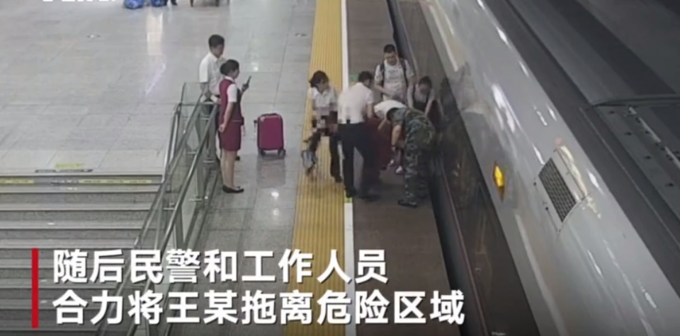 伸腿阻止高铁关门事件深度解析
