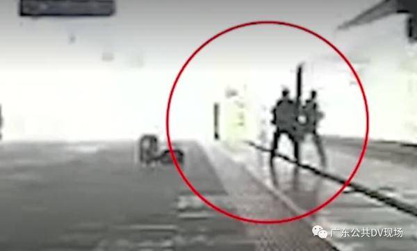 伸腿阻止高铁关门事件深度解析