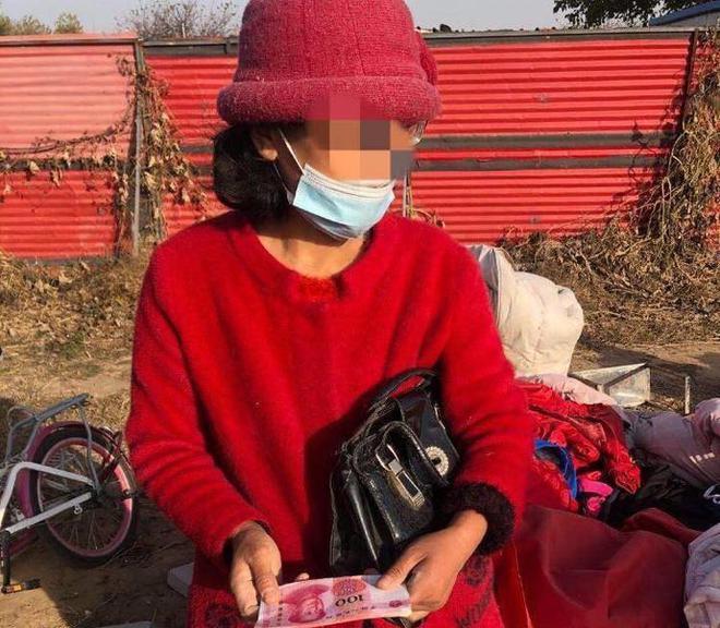 单亲母亲桥下的生活挑战与坚韧力量