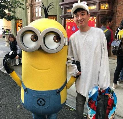 爸爸给女儿打伞的寂寞时光